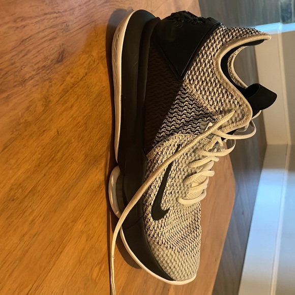 Black and white LeBron Witness 4 - Picture 8 of 8